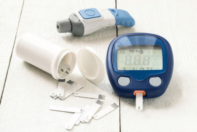 Apparatus for measuring the level of glucose in the blood, the test strip and lancet